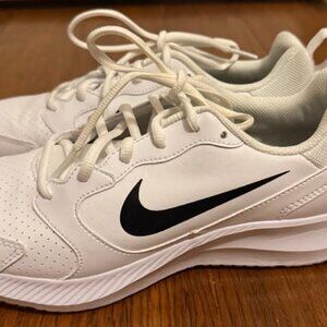 Nike WMNS Todos RN White/Black Running Tennis Shoes. Size 9